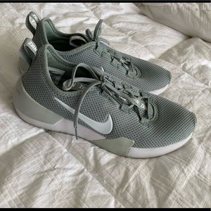 Size 9 women’s nike